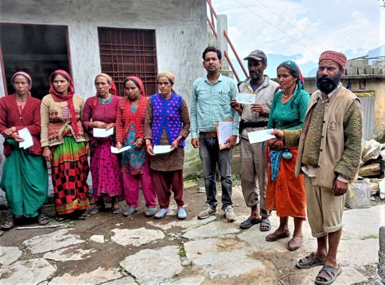 गोपेश्वर : चमोली प्रशासन ने आपदा प्रभावित काणा गांव में किया खाद्यान्न व चेक वितरण