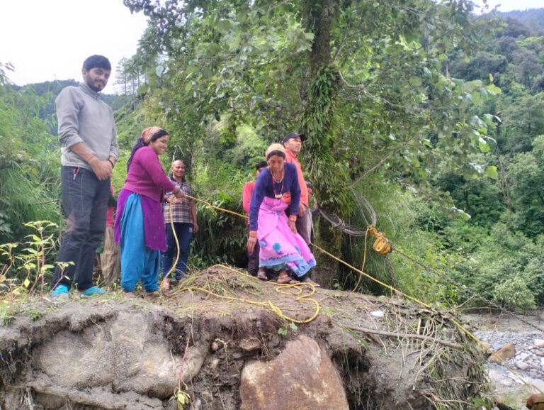 ऊखीमठ : ग्रामीणों व लोनिवि के सहयोग से लकड़ी का पुल तैयार, आवाजाही हुई शुरू