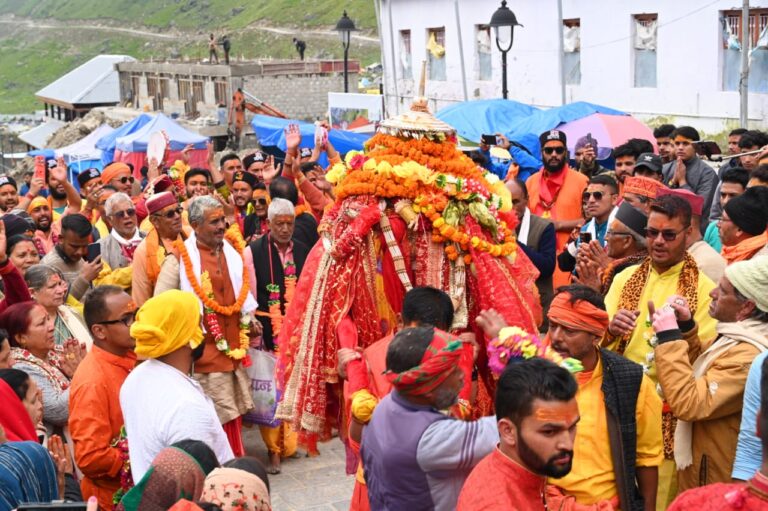 केदारनाथ : भगवती राजराजेश्वरी व वाणासुर महाराज ने भक्तों की कुशलक्षेम पूछकर दिया आशीर्वाद