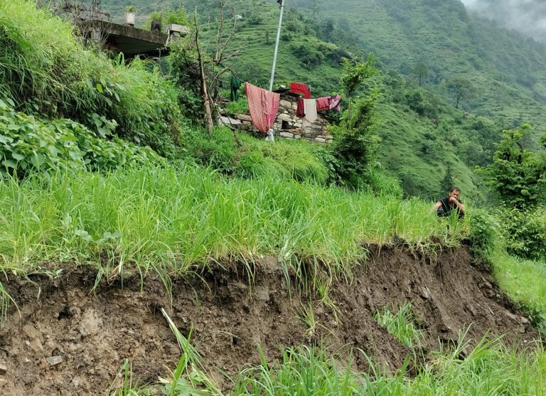 पीपलकोटी : आपदा प्रभावित मठ गांव के चार परिवारों को प्रशासन ने घर छोड़ने के नोटिस जारी कर अपने कर्तव्यों की इतिश्री की, प्रभावित अब भी असुरक्षित घरों में ठहरने को मजबूर