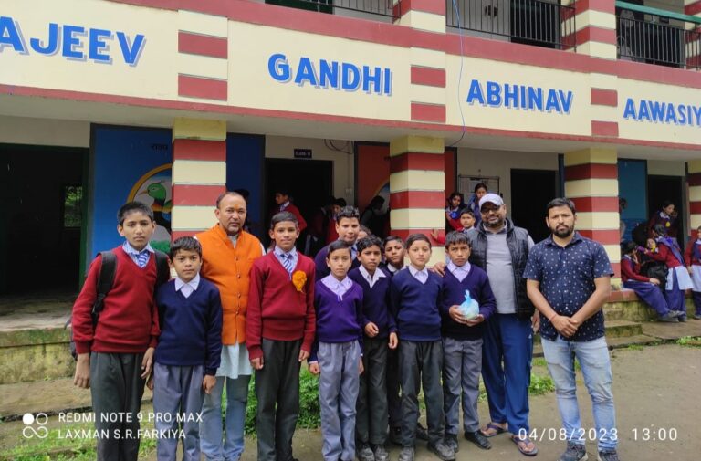 जोशीमठ: भाजपा प्रदेश अध्यक्ष महेन्द्र के जन्मोत्सव पर कार्यकताओं ने छात्रों को किया फल वितरित