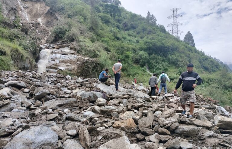 पीपलकोटी : भारी बारिश से ग्राम पंचायत मठ, बेमरू व स्यूंण में भारी नुक़सान, मोटर मार्ग दर्जनों जगह बंद, जिला मुख्यालय से कटा संपर्क, दर्जनों वाहन फंसे