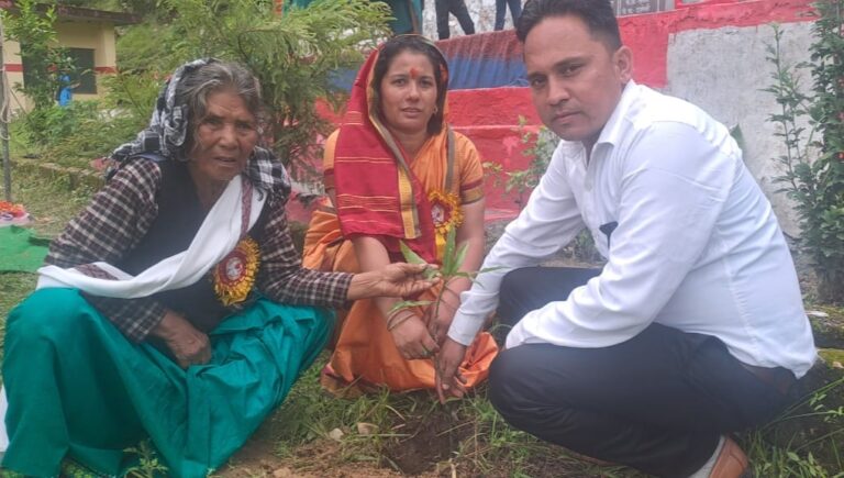 चमोली : मेरी माटी मेरा देश अभियान पर बलिदानी मातवर सिंह रावत को श्रद्धासुमन अर्पित कर उनके स्वजनों को किया सम्मानित