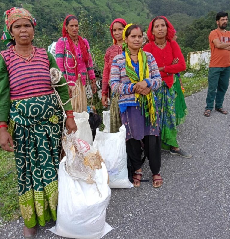 चमोली : चमोली प्रशासन ने आपदा प्रभावित क्षेत्रों में बांटी राहत सामग्री