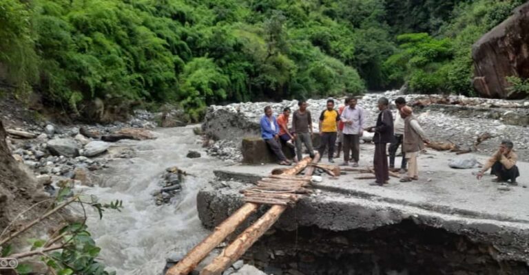 पीपलकोटी : कहीं से कोई उम्मीद न दिखने पर गुनियाला गांव के ग्रामीणों ने श्रमदान कर बनाया पैदल लकड़ी का पुल