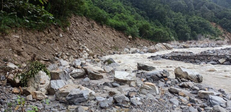 ऊखीमठ : ग्रामीणों द्वारा मूलभूत सुविधाओं के लिए जान जोखिम में डालकर की जा रही आवाजाही