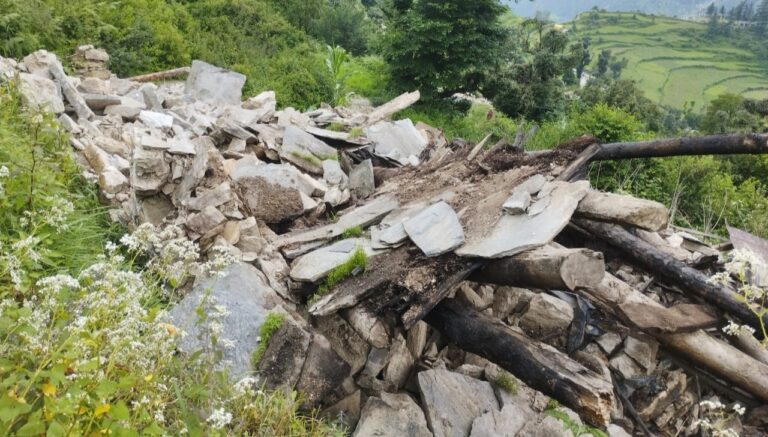 जोशीमठ : भूस्खलन से मौत के मुहाने पर पगनों गांव, प्रशासन ने अभी तक नहीं बांटी राहत सामग्री,  ग्रामीण गदेरों के पानी से बुझा रहे प्यास