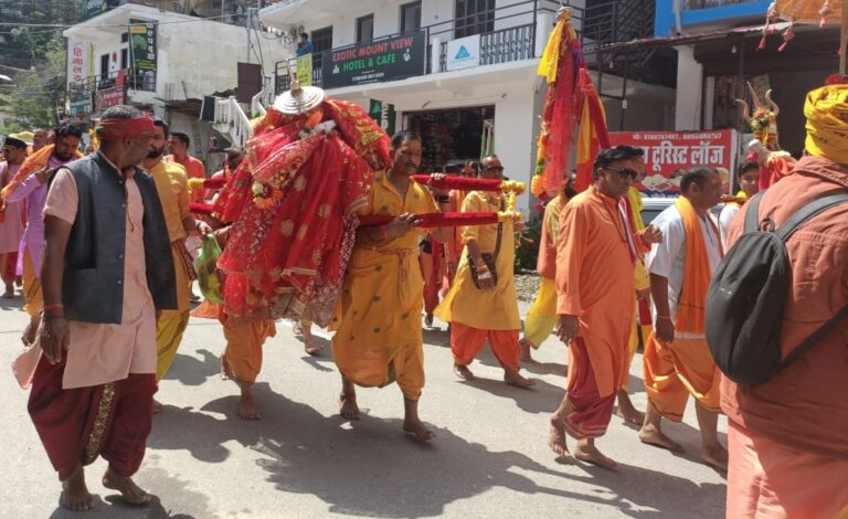 ऊखीमठ : भगवती राजराजेश्वरी व वाणासुर महाराज की पद यात्रा का श्रद्धालुओं द्वारा पुष्प अक्षत्रों से भव्य स्वागत