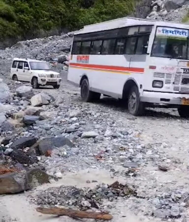 चमोली : बदरीनाथ हाईवे पागलनाला में खुला, जबकि चार जगहों पर अब भी अवरुद्ध बना