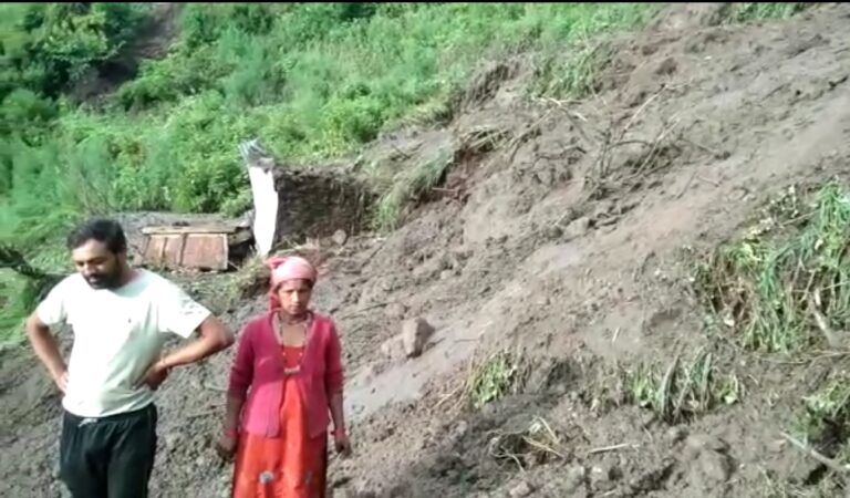 जोशीमठ : थैंग गांव के ग्वाड़ तोक में अतिवृष्टि से भारी नुक़सान, दस आवासीय मकानों पर मंडराया खतरा