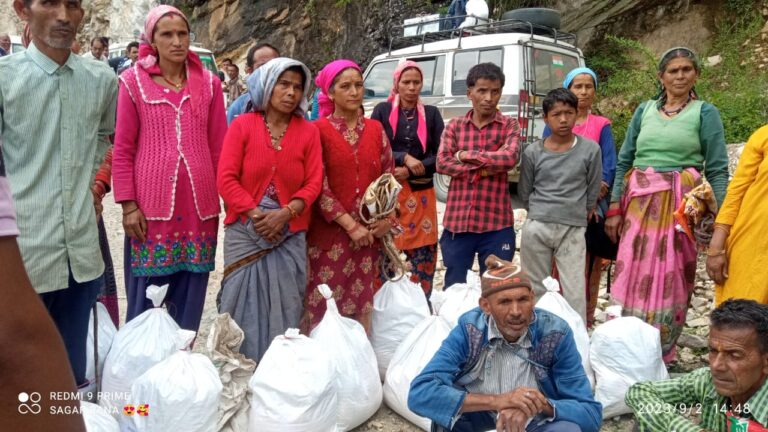 जोशीमठ : आपदा प्रभावित पगनों गांव में प्रशासन ने बांटी खाद्यान्न सामग्री