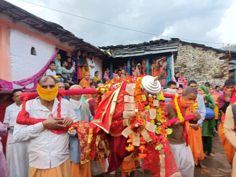 बदरीनाथ धाम की यात्रा के लिए गर्भगृह से बाहर आई मां राजराजेश्वरी की डोली 