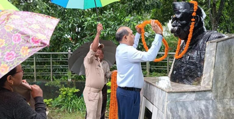 चमोली : पंडित गोविंद बल्लभ पंत की जयंती पर पुष्पांजलि अर्पित कर किया याद