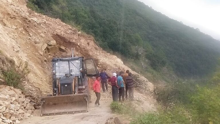 ऊखीमठ : रूद्रप्रयाग-चोपता-पोखरी मोटर मार्ग पर चार दिनों से आवाजाही बंद, लोगों को हो रही परेशानियां