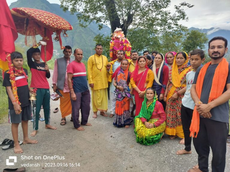 पीपलकोटी : बंड क्षेत्र में ग्रामीण विभिन्न पड़ावों पर मां नंदा को ऋतु फल समौण देकर कैलाश के लिए कर रहे हैं विदा