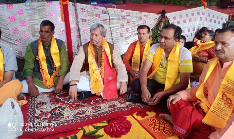 ऊखीमठ : श्रीमद्भागवत कथा श्रवण कर सांसद ने विश्व समृद्धि व प्रदेश की खुशहाली की कामना की