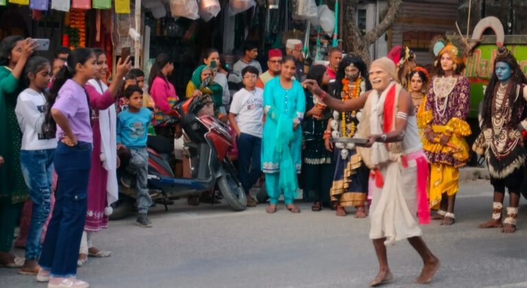 गौचर : वाल्मीकि जयंती पर नगर में निकाली रथयात्रा