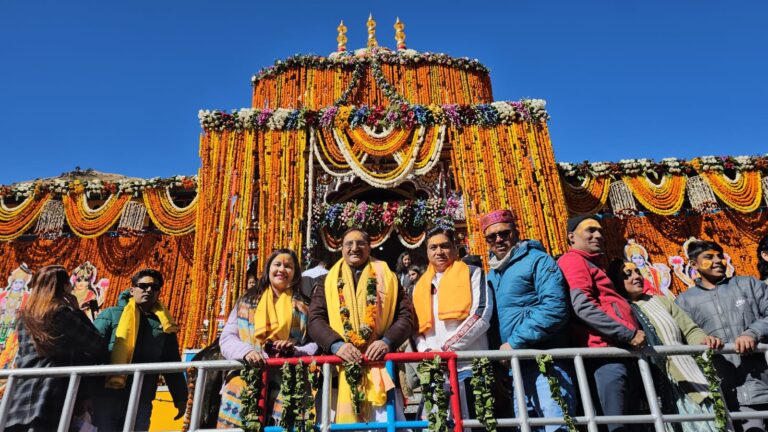 बदरीनाथ : रक्षा राज्य मंत्री अजय भट्ट एवं पूर्व सीएम निशंक ने किए बदरीविशाल के दर्शन