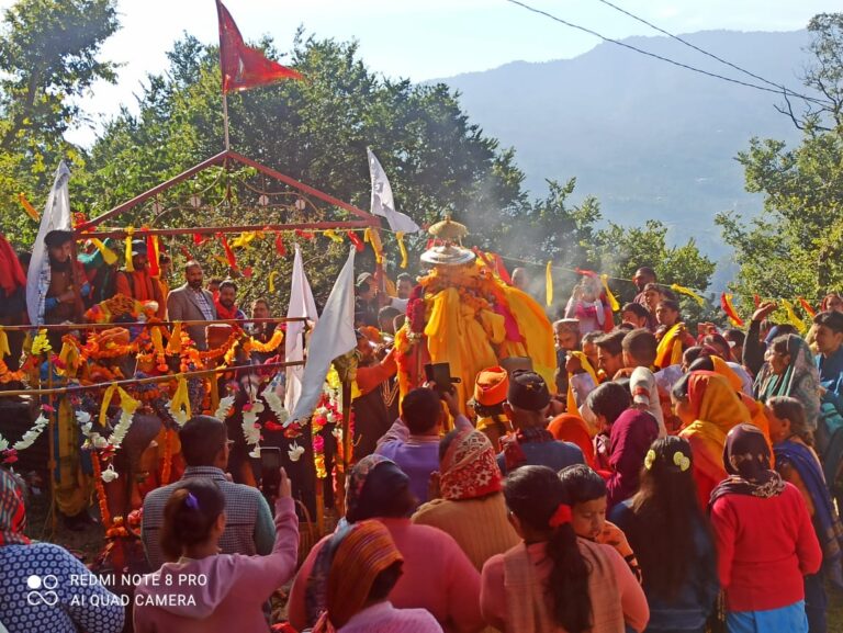 ऊखीमठ : भगवान मद्महेश्वर की उत्सव डोली पहुंची ओंकारेश्वर मंदिर, श्रद्धालुओं ने किया पुष्प अक्षत्रों से स्वागत