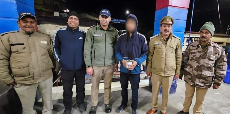 पुलिस ने तीन लाख कीमत की रिख पित्ती तस्कर को किया गिरफ्तार