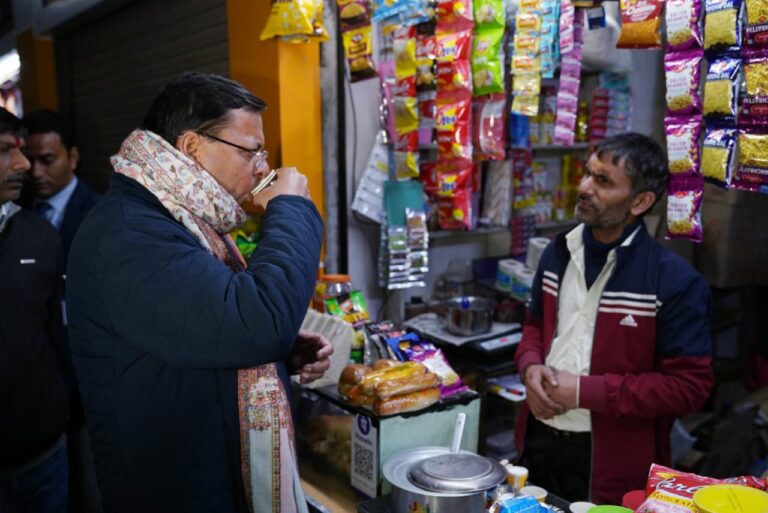 सीएम धामी ने आईएसबीटी का किया औचक निरीक्षण, जरूरतमंदों को बांटे कंबल