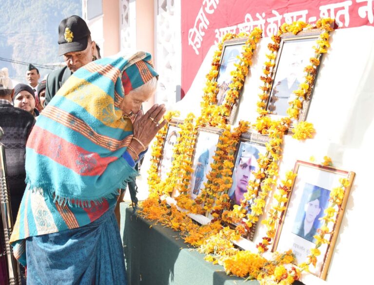 चमोली : विजय दिवस पर अमर शहीदों को दी श्रद्धांजलि, वीरांगनाओं को किया सम्मानित