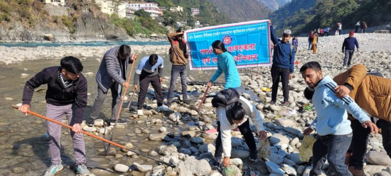 चमोली : छात्रों ने जन-जागरूकता रैली निकाल कर अलकनंदा तटों पर चलाया सफाई अभियान