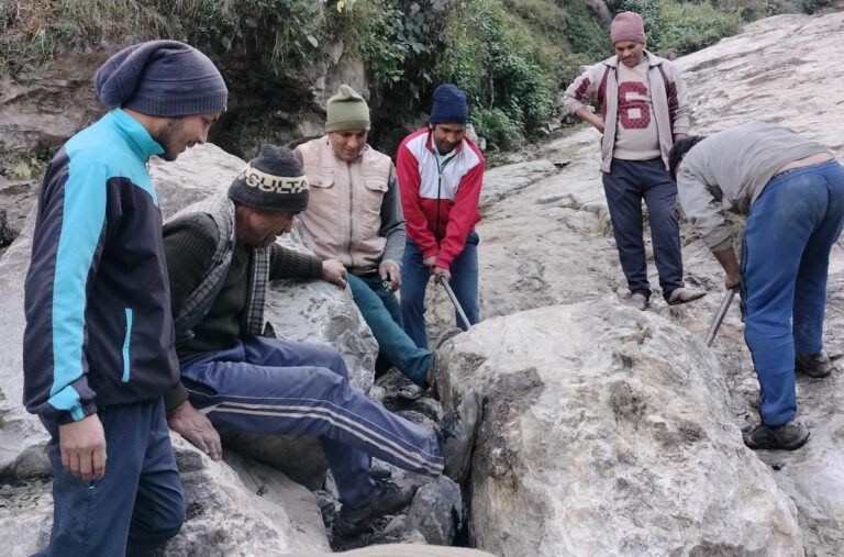 पीपलकोटी : मठ गांव के ग्रामीणों ने श्रमदान कर बनाया पैदल मार्ग  – देखें वीडियो