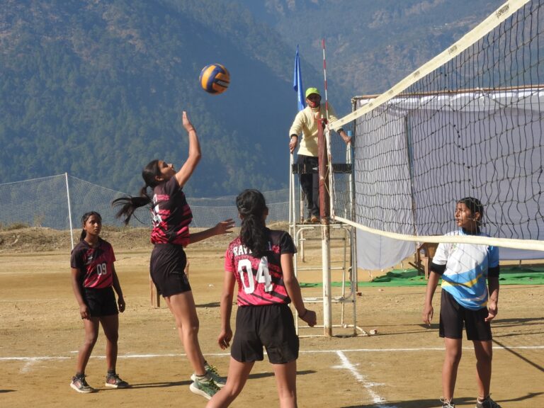 गोपेश्वर : बालिका वॉलीबॉल प्रतियोगिता में चमोली ने सभी मैच जीतकर सेमीफाइनल में बनाई जगह