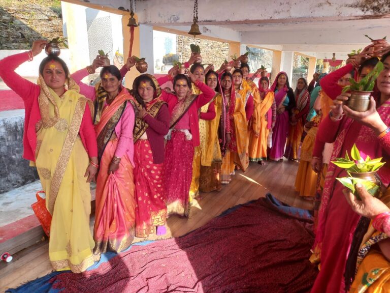 चमोली : अयोध्या प्राण-प्रतिष्ठा पर किलौंडी गांव में महिलाओं ने निकाली कलशयात्रा