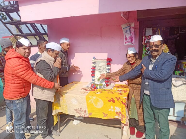 ऊखीमठ : राष्ट्रपिता महात्मा गांधी की पुण्यतिथि पर कांग्रेसियों ने श्रद्धा सुमन अर्पित कर किया याद