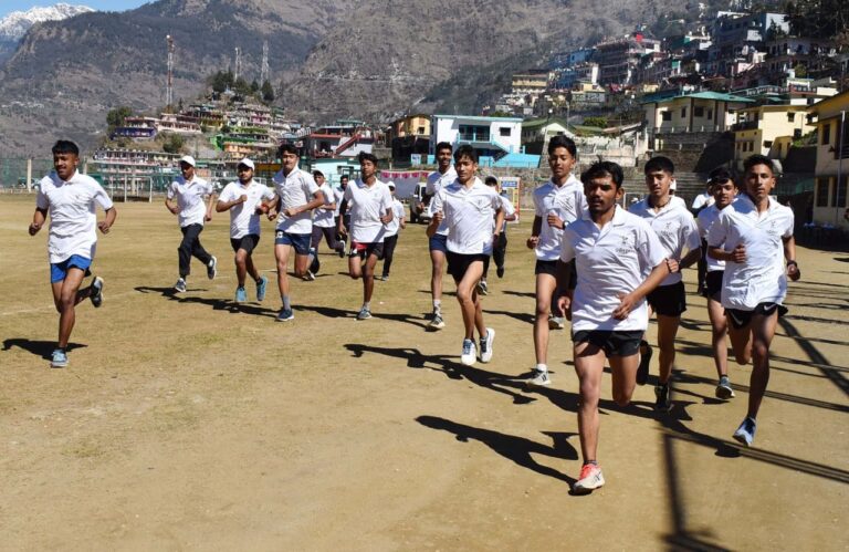 गोपेश्वर : मैराथन दौड़ आयोजित कर मतदान को किया जागरूक 