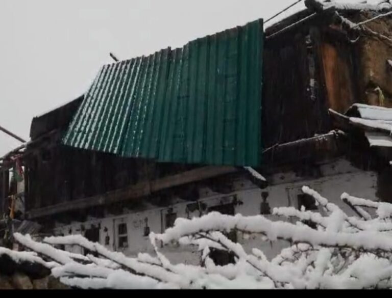 जोशीमठ: पर्यटन गांव द्रोणागिरी में  बर्फीले तूफान से मकानों की छतें उड़ी