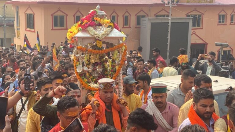 ऊखीमठ : बाबा केदार की पंचमुखी डोली विश्वनाथ मंदिर गुप्तकाशी से दूसरे पड़ाव फाटा को हुई प्रस्थान