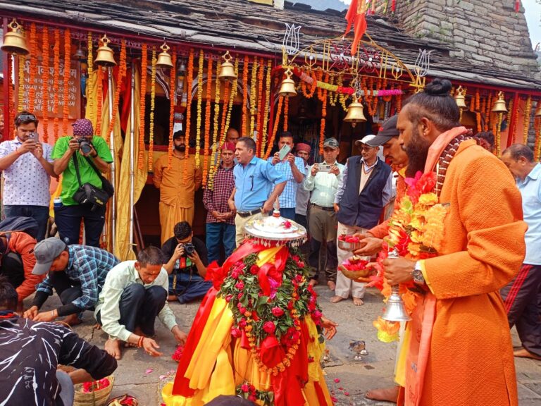 ऊखीमठ : द्वितीय केदार मद्महेश्वर की डोली पहुंची राकेश्वरी मंदिर रासी, भक्तों ने किया भव्य स्वागत