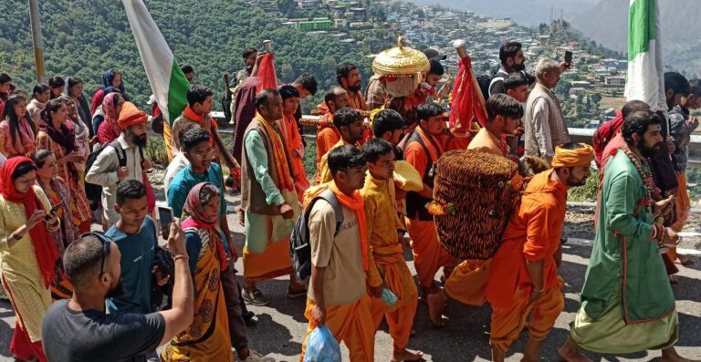 चमोली : चतुर्थ केदार भगवान रूद्रनाथ की डोली गोपीनाथ मंदिर से हुई रवाना