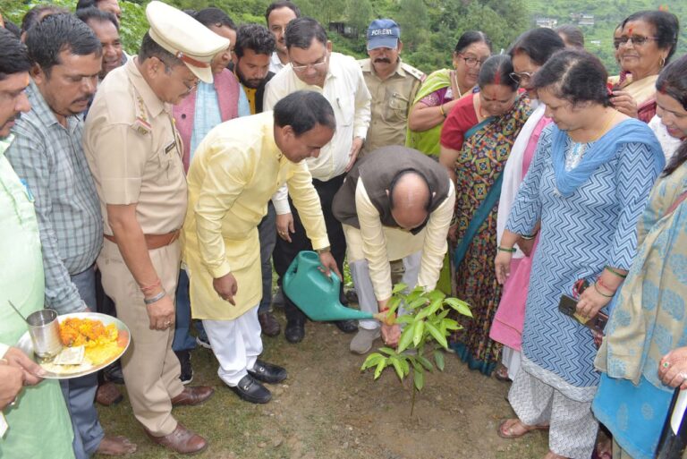 गोपेश्वर : स्वास्थ्य मंत्री ने जिला चिकित्सालय में क्रिटिकल केयर ब्लाक का किया शिलान्यास