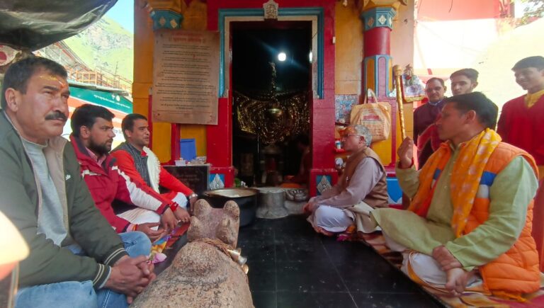 बदरीनाथ धाम स्थित केदारेश्वर मंदिर में रूद्राभिषेक के बाद किया अन्नकूट अर्पित