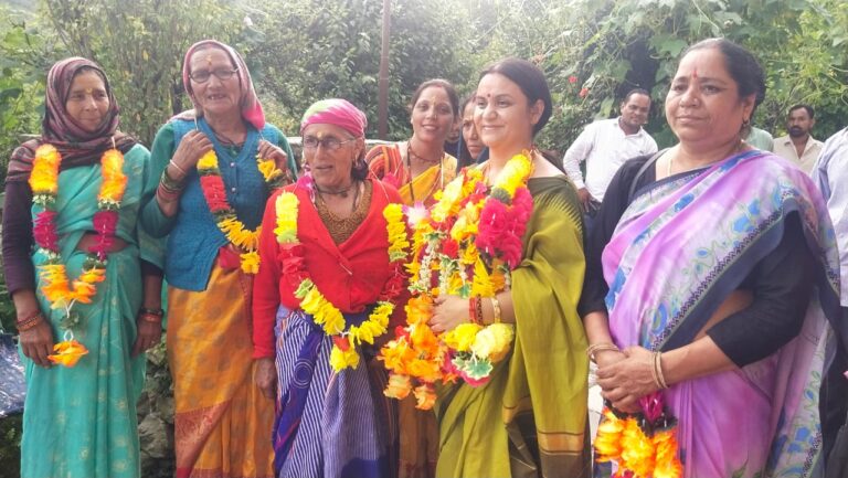 ऊखीमठ : पूर्व विधायक स्वर्गीय शैलारानी रावत की पुत्री ऐश्वर्या रावत ने विभिन्न गांवों का भ्रमण कर जनता का लिया आशीर्वाद, किया वृक्षारोपण