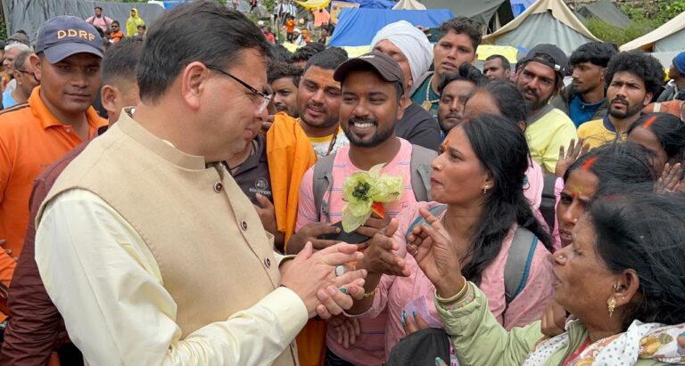 ऊखीमठ : मुख्यमंत्री पुष्कर धामी ने किया आपदा प्रभावित केदारघाटी का दौरा, तीर्थयात्रियों से मिलकर जाना कुशलक्षेम