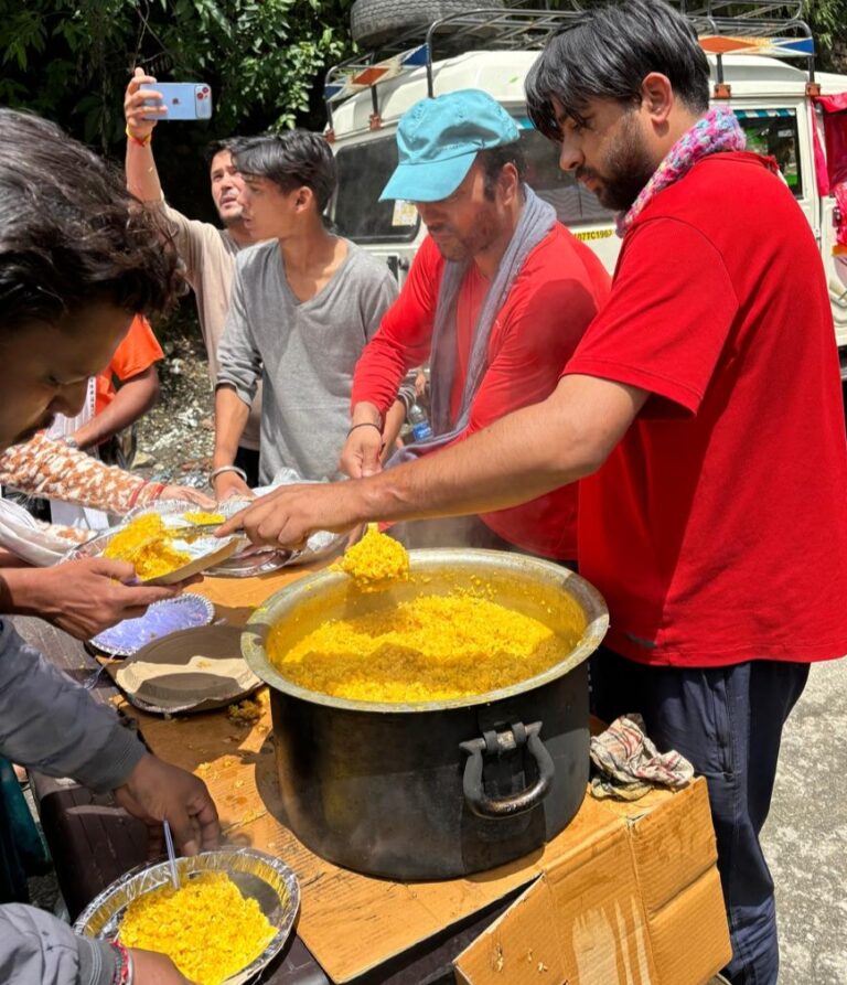 केदारघाटी आपदा में स्थानीय लोगों ने भी तीर्थयात्रियों की मदद को बढ़ाया हाथ, निःशुल्क भोजन व ठहरने की व्यवस्था की