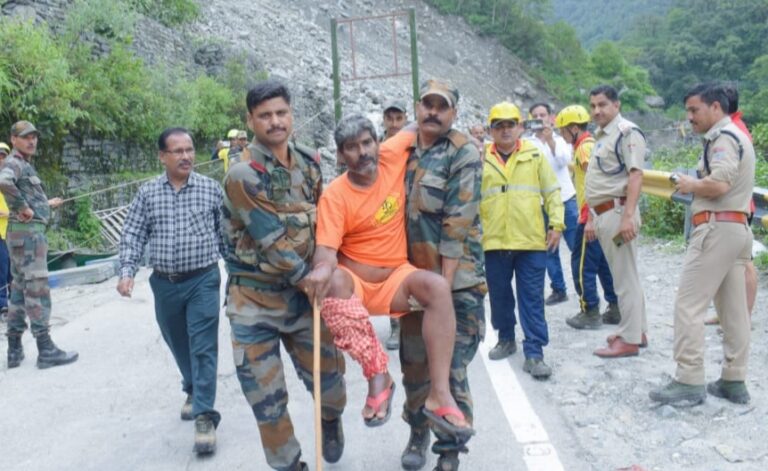 केदारघाटी में फंसे घायल, बुजुर्ग एवं दिव्यांगों के लिए ट्रॉली से शुरू हुआ रेस्क्यू