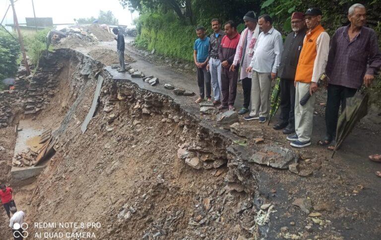 ऊखीमठ : राज्यमंत्री चंडी प्रसाद भट्ट ने मद्महेश्वर घाटी के आपदा प्रभावित क्षेत्रों का किया निरीक्षण, ग्रामीणों को दिलाया भरोसा