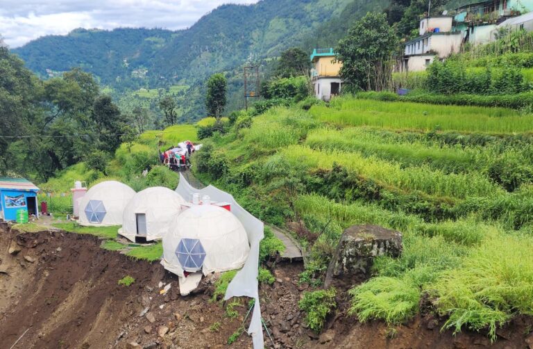 ऊखीमठ : भारी भूस्खलन होने से ताला तोक के दर्जनों घर खतरे की जद में, रतजगा कर कट रही रातें, दुकानदारों ने समेटा सामान