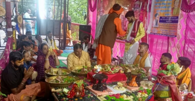 जोशीमठ : विश्व कल्याण के लिए कल्पेश्वर महादेव मंदिर में उज्जैन के आचार्यों द्वारा किया जा रहा रुद्राभिषेक