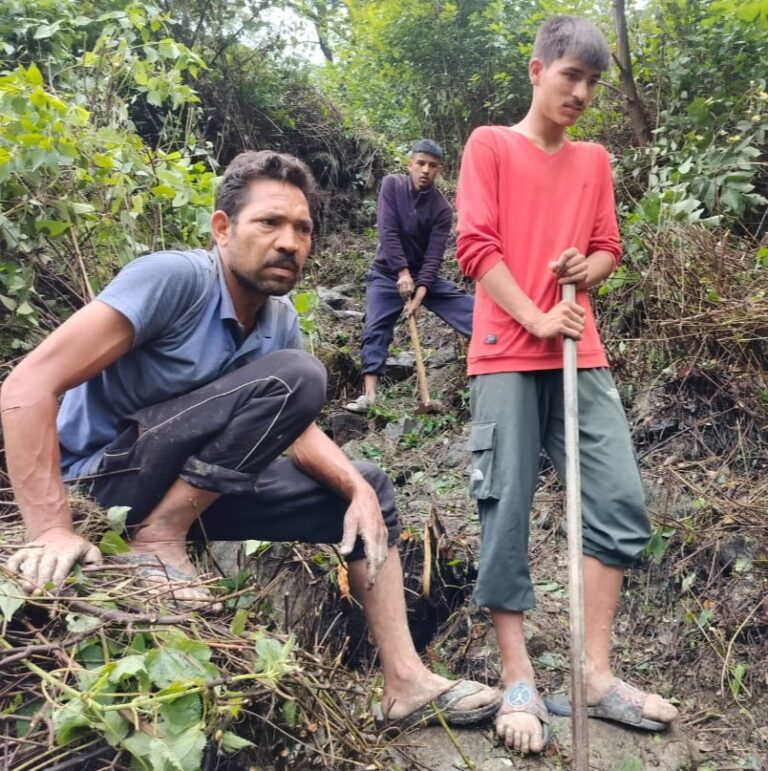 ऊखीमठ : तुंगनाथ घाटी के आपदा प्रभावितों का जनजीवन हुआ अस्त-व्यस्त, प्रशासन ने नहीं ली सुध तो ग्रामीणों ने श्रमदान कर बनाया पैदल मार्ग