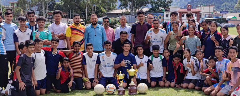 गौचर : युवा कल्याण विभाग द्वारा आयोजित फुटबॉल मैच में सीनियर टीम बनी विजेता