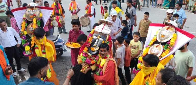 गौचर : मां कालिंका का मायके पनाई सेरे में पुष्प वर्षा से हुआ स्वागत