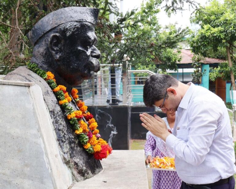 गोपेश्वर : भारत रत्न पंडित गोविंद वल्लभ पंत की जयंती पर जिलाधिकारी संदीप तिवारी ने दी श्रद्धांजलि