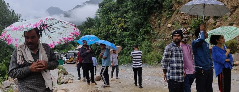 गौचर : बदरीनाथ हाईवे कमेडा में बाधित होने से तीर्थयात्रियों को हो रही परेशानी, प्रशासन ने की खाने व ठहरने की व्यवस्था